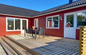 Outdoor dining - 5 bedroom awesome home in Löttorp (Löttorp)