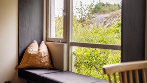 A window seat with cushions, a view of greenery outside. - Amazing apartment in Myggenäs (Myggenäs)
