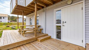A wooden deck with a bench and a door marked G.4. - Lovely apartment in Myggenäs (Myggenäs)