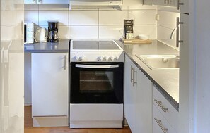 Refrigerador, horno, parrilla de estufa y cafetera y tetera 