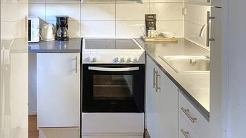 Fridge, oven, stovetop, coffee/tea maker