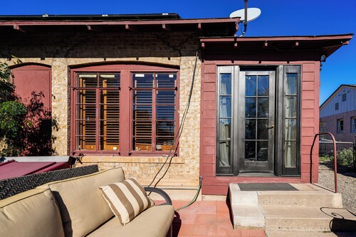 Near Restaurants + Light Rail: Phoenix Getaway!