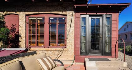 Near Restaurants + Light Rail: Phoenix Getaway!