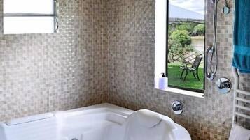 Banheira e chuveiro separados, produtos de toalete grátis