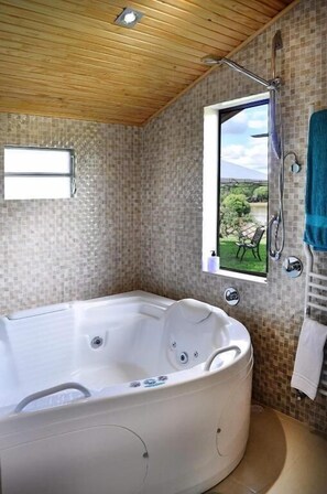 Baignoire et douche séparées, articles de toilette gratuits