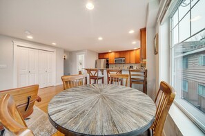 Apartment (3 Bedrooms) | Interior - 4 Mi to Lumen Field! Centrally Located Townhome (Seattle)