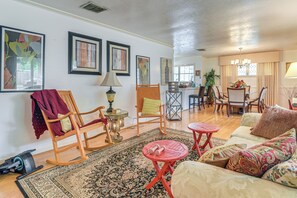 Interior - Shop, Dine & Explore: Home 3 Mi to NRG Stadium (Houston)