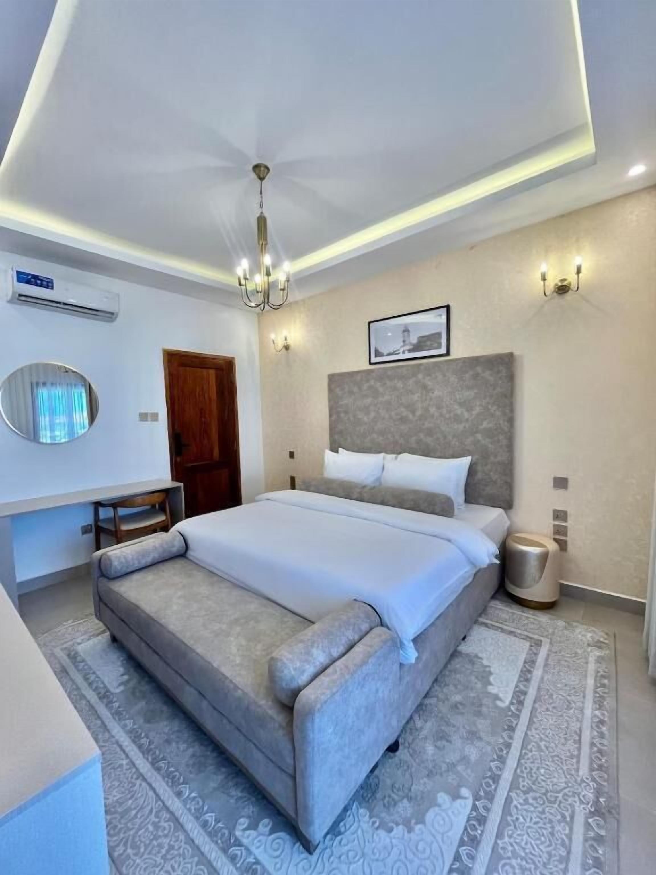 Escriptori, planxa i posts de planxar, wifi gratuïta i roba de llit 