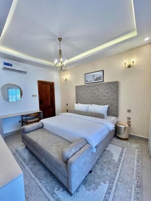 Escritorio, tabla de planchar con plancha, wifi gratis y ropa de cama