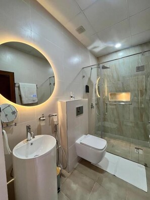 Estudio de lujo, balcón, vistas a la ciudad | Baño | Ducha y cabezal de ducha con hidromasaje