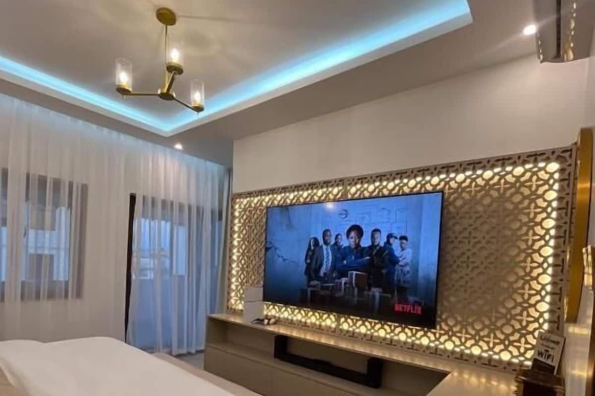 Estudio de lujo, balcón, vistas a la ciudad | Escritorio, tabla de planchar con plancha, wifi gratis y ropa de cama