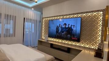 Luxury-Studio, Balkon, Stadtblick | Schreibtisch, Bügeleisen/Bügelbrett, kostenloses WLAN, Bettwäsche