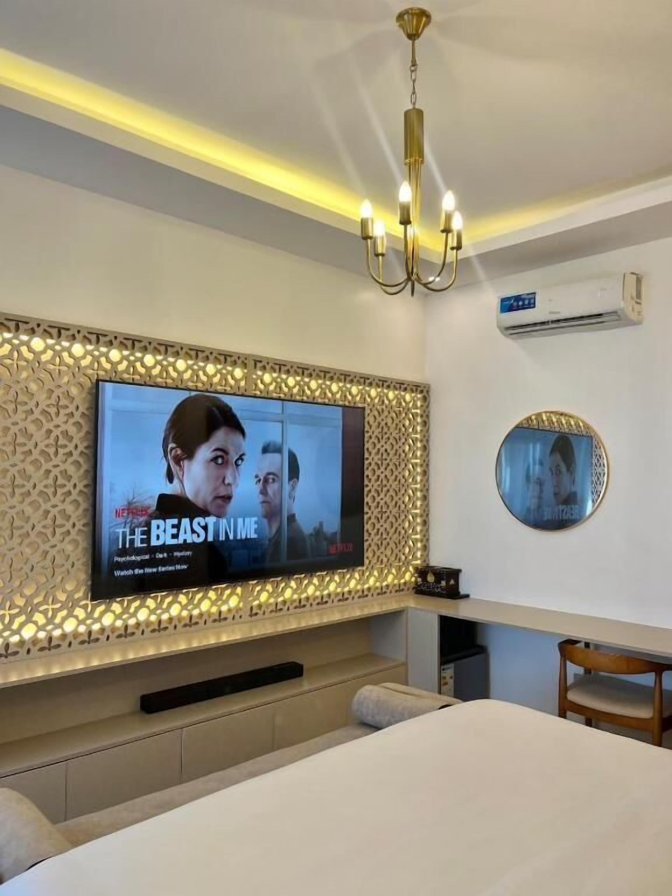 Estudi de luxe, balcó, vistes a la ciutat | Escriptori, planxa i posts de planxar, wifi gratuïta i roba de llit 