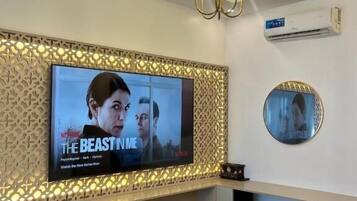 Estudi de luxe, balcó, vistes a la ciutat | Escriptori, planxa i posts de planxar, wifi gratuïta i roba de llit