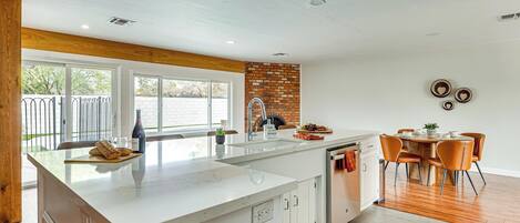 House (5 Bedrooms) | Interior