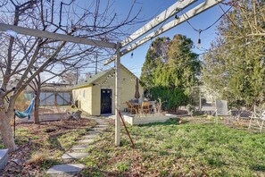 Ein Haus mit Veranda, einer Hängematte und einem Basketball auf dem Boden.