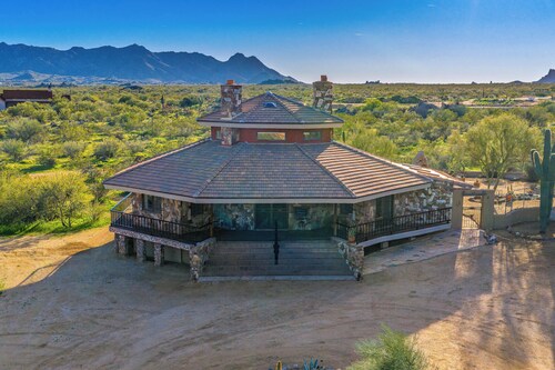 Views of 4 Mtn Peaks! Stunning Scottsdale Oasis