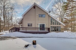 Interior - Cabin in Lakeside Community! Poconos Getaway (Albrightsville)