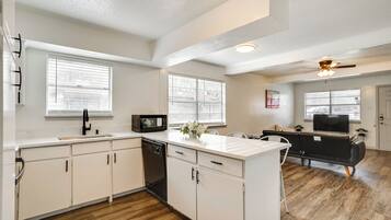 ์ํํธ (2 Bedrooms) | ๋ด๋ถ