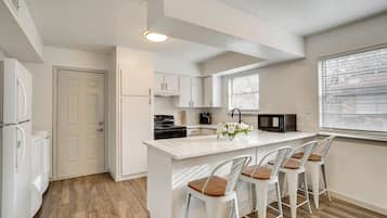 ์ํํธ (2 Bedrooms) | ๋ด๋ถ