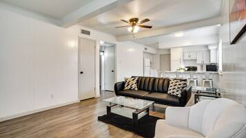 ์ํํธ (2 Bedrooms) | ๋ด๋ถ