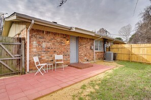 Apartment (2 Bedrooms) | Interior - Arlington Sports & UTA Hub: Private Yard, 2br/1b (Arlington)