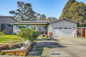 House (3 Bedrooms) | Front of property - Stay Near San Pablo Bay! Home w/ Deck, Yard & View (El Sobrante)