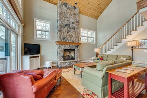 House (3 Bedrooms) | Interior - Beach & Mtn Views! Lakefront Moultonborough Home (Moultonborough)