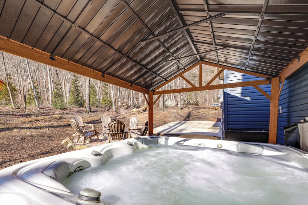 Lake Lure Getaway w/ Hot Tub & Fire Pit! - Edneyville, NC