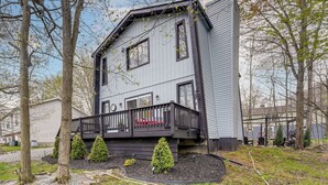 A two-story house with a balcony, surrounded by trees and a landscaped garden. - Family Getaway w/ Deck Near Tobyhanna State Park (Tobyhanna)