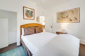 Interior - Lush Island Oasis Near Volcanoes National Park (Volcano)