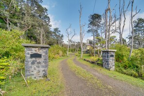 Interior - Lush Island Oasis Near Volcanoes National Park (Volcano)