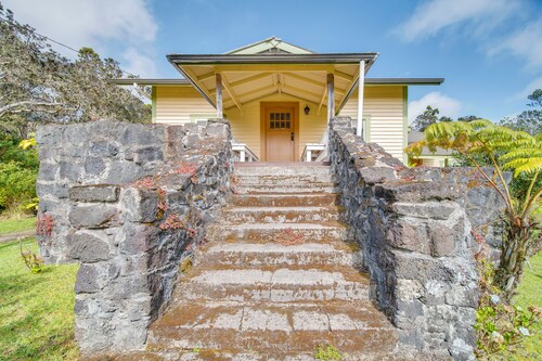 Lush Island Oasis Near Volcanoes National Park
