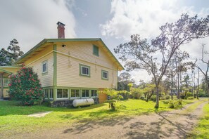 Interior - Lush Island Oasis Near Volcanoes National Park (Volcano)