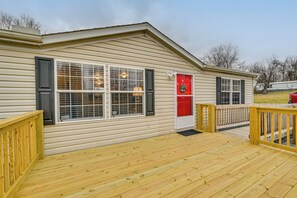 Interior - Boat, Fish, Hike & Explore: Cozy Home in Bronston (Bronston)