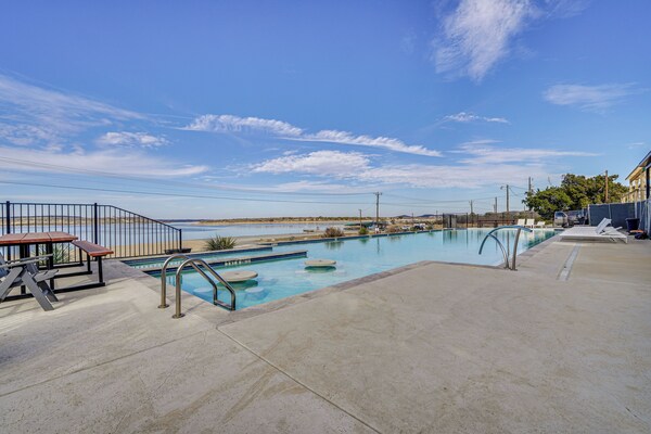 Pool Access, Walk To Water! Possum Kingdom Cabin - Sandy Beach, TX