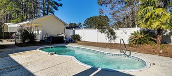 Hot Tub + Gazebo: Group Getaway Near Dtwn Conway!