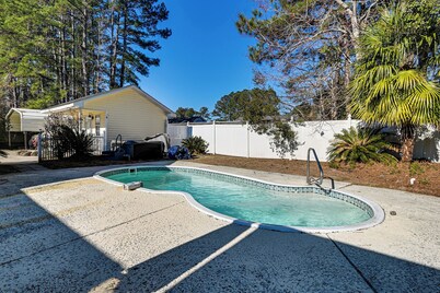 Hot Tub + Gazebo: Group Getaway Near Dtwn Conway!