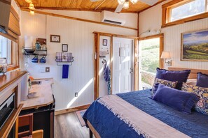 Interior - Cozy Couple's Studio w/ Hot Tub in Hickman (Hickman)