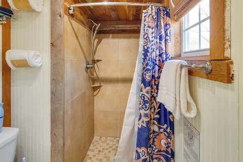 Cozy Couple's Studio w/ Hot Tub in Hickman
