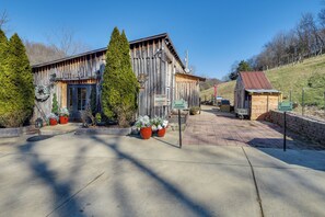 Apartment (0 Bedroom) | Interior - Cozy Couple's Studio w/ Hot Tub in Hickman (Hickman)