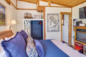 Interior - Cozy Couple's Studio w/ Hot Tub in Hickman (Hickman)