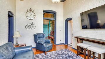 House (6 Bedrooms) | Interior