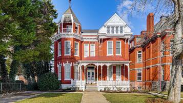 House (6 Bedrooms) | Front of property