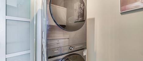 House (6 Bedrooms) | Interior