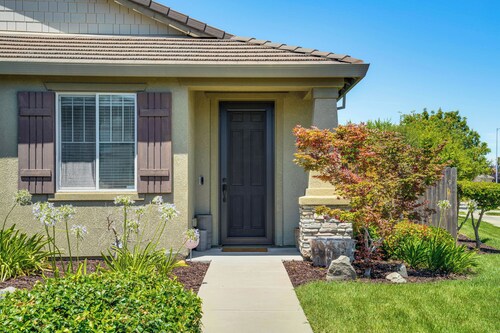 Sophisticated Sanctuary: 8 Mi to Lodi Wineries!