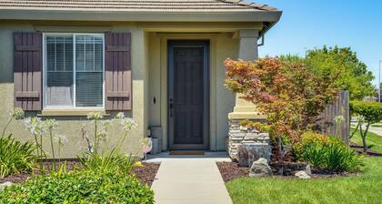 Sophisticated Sanctuary: 8 Mi to Lodi Wineries!