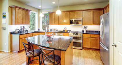 Gateway to Greater Seattle! Spacious, Modern Home