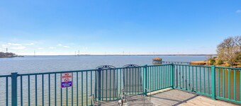Hot Tub + Deck: Waterfront Lake Limestone Escape!