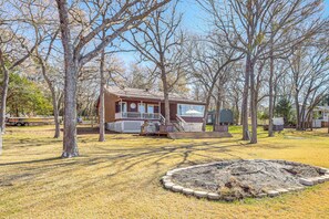 House (4 Bedrooms) | Interior - Hot Tub + Deck: Waterfront Lake Limestone Escape! (Jewett)